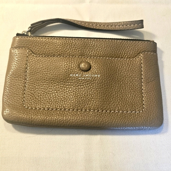 Marc Jacobs French Grey Pebbled Leather Zip Phone Wristlet Wallet - Picture 1 of 6